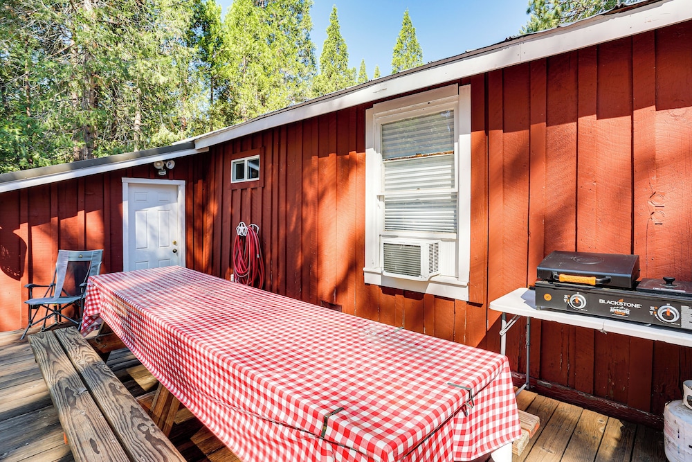 < 2 Mi to Trinity Lake: Norcal Getaway w/ BBQ