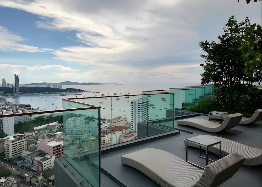 Elegant Room With Roof Top Pool - Best In Pattaya