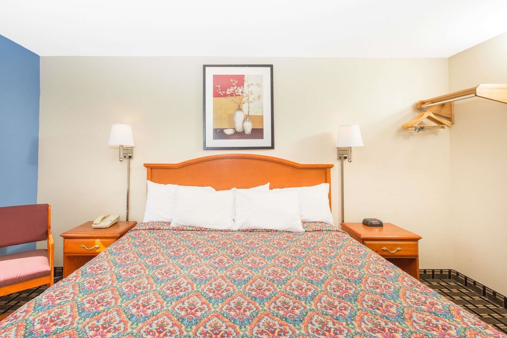 Effingham Vacations - Days Inn by Wyndham Effingham - Property Image 3