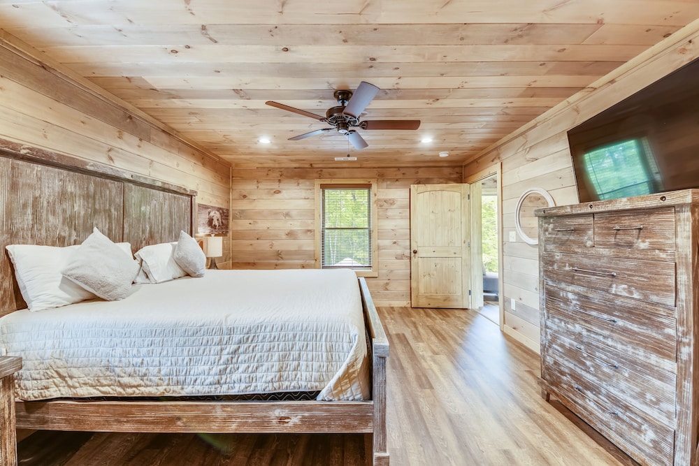 Stone Mountain Lodge 4 Bedroom Cabin by RedAwning view 5