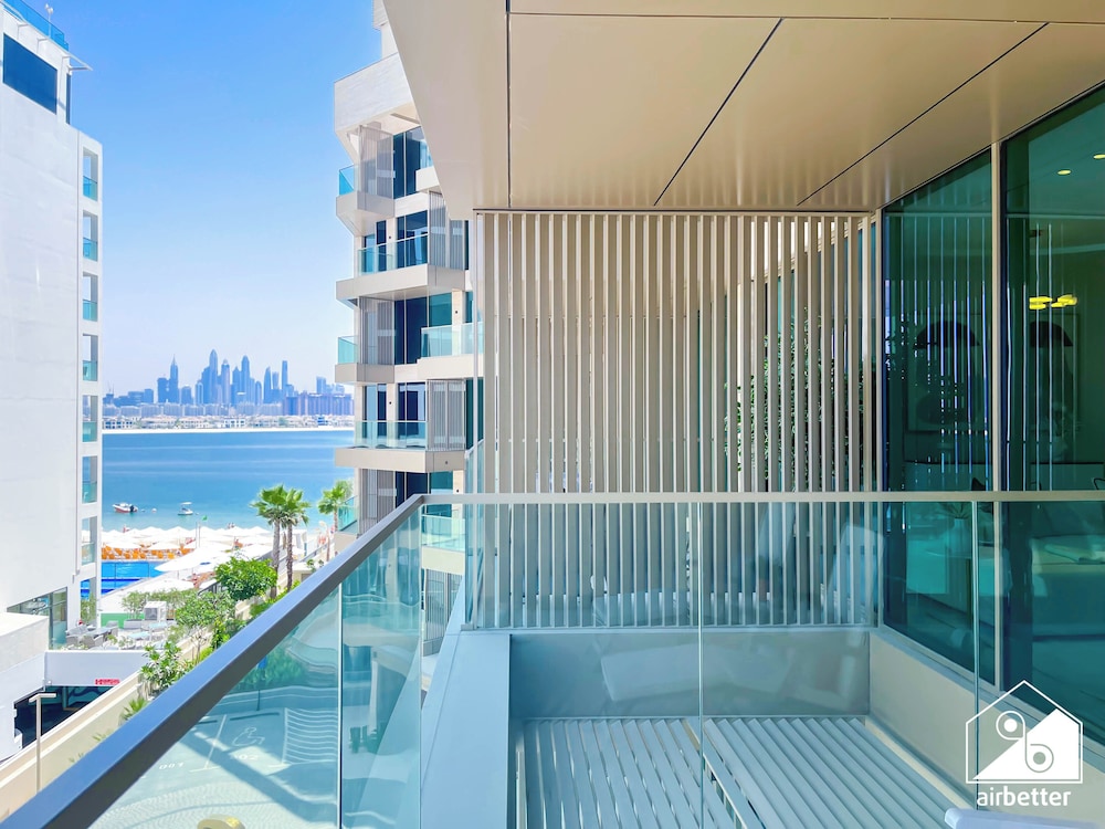 Luxury Beachfront 1BR on Palm Jumeirah & Balcony