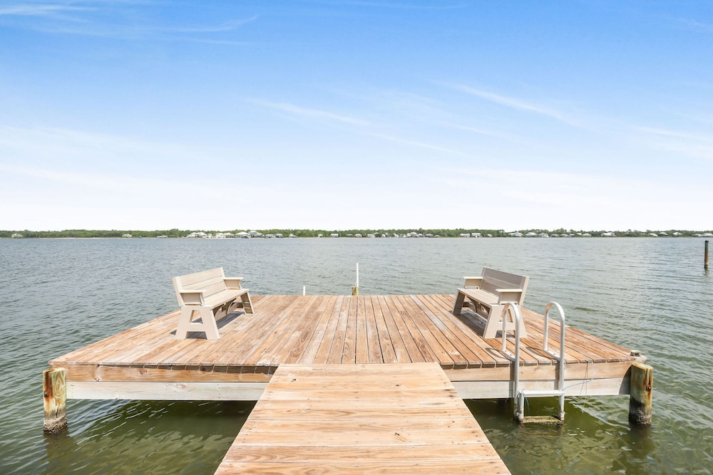 Lagoon Landing 202- Beautifully Decorated Condo With Balcony Pool Steps to Beach Lagoon