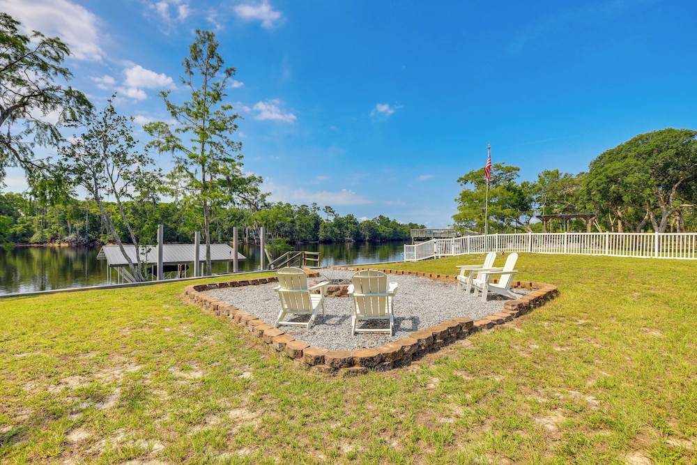 Suwannee River Retreat: Dock & Screened Porch!