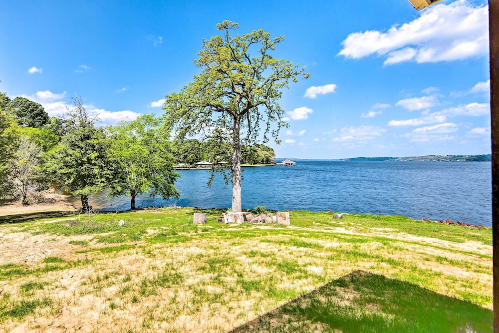 Lake Palestine Vacation Rental - Steps to Water!
