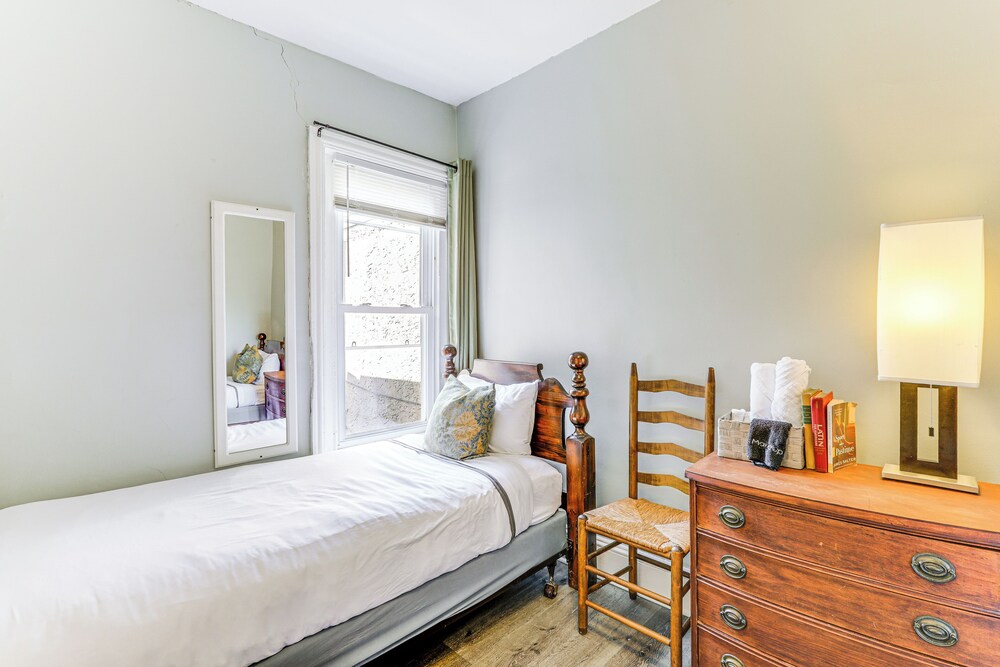 1 Mi to Philadelphia Zoo: Convenient Townhome!