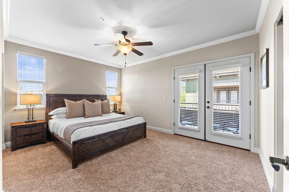 NEW Chic 2BR Stay With Heated Pool Gym Mini Golf