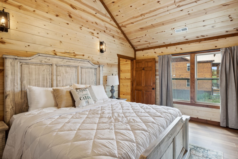 Smoky Mountain Splash 6 Bedroom Cabin by RedAwning view 5