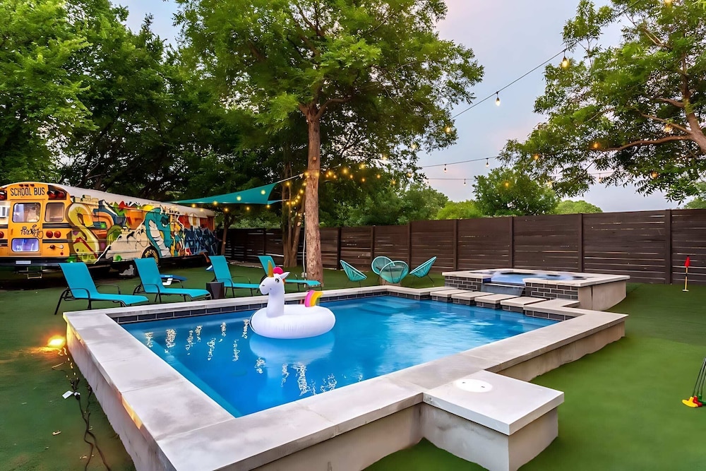 Downtown Austin Oasis w Pool & Hot Tubsleeps 16