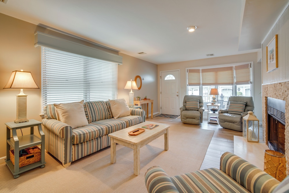 Steps to Beach: Townhome w/ Balcony in Ocean City