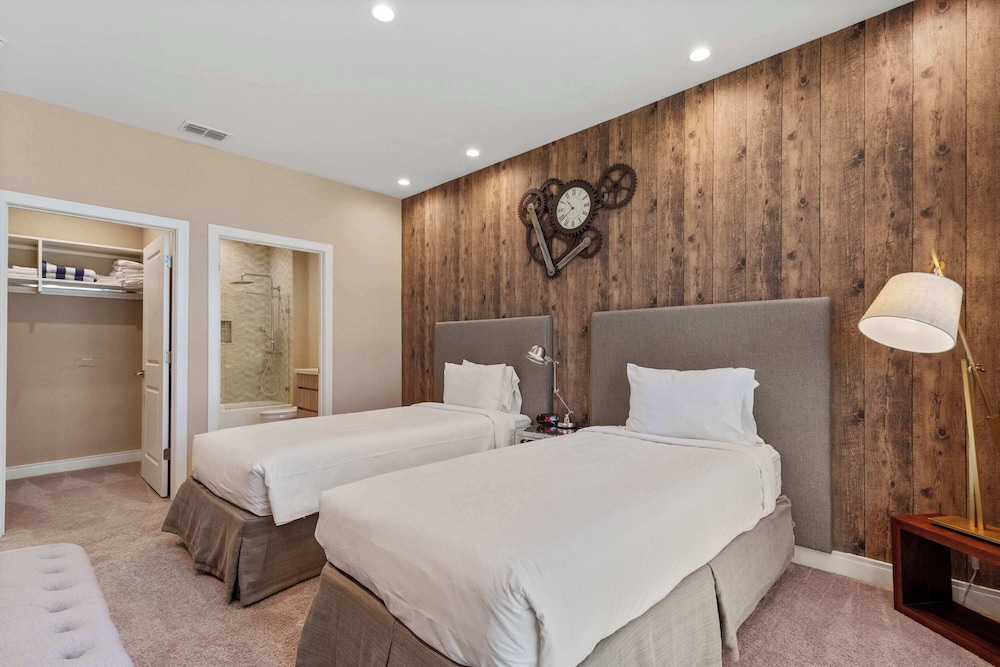 Chic Disney Villa Stunning Patio, Resort Amenities & Minutes From Parks