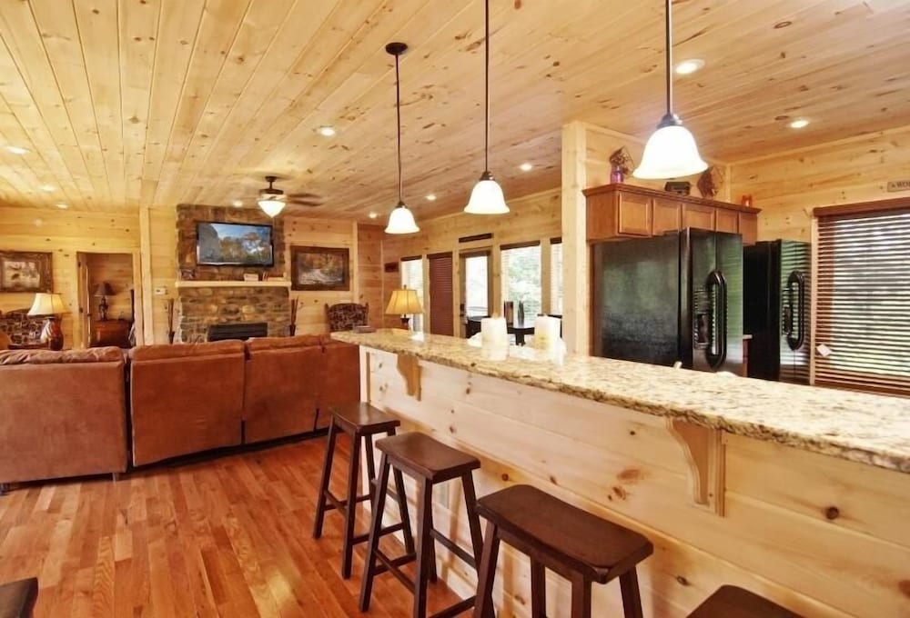 Pemberley Manor - 7 Bedrooms, 7.5 Baths, Sleeps 30 Home by RedAwning