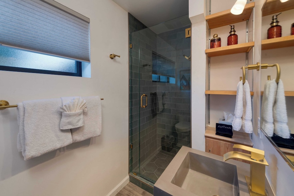 Mid-century Gem w/ Views, Hot Tub & Sunroom Lounge Red Rock Haven by Avantstay