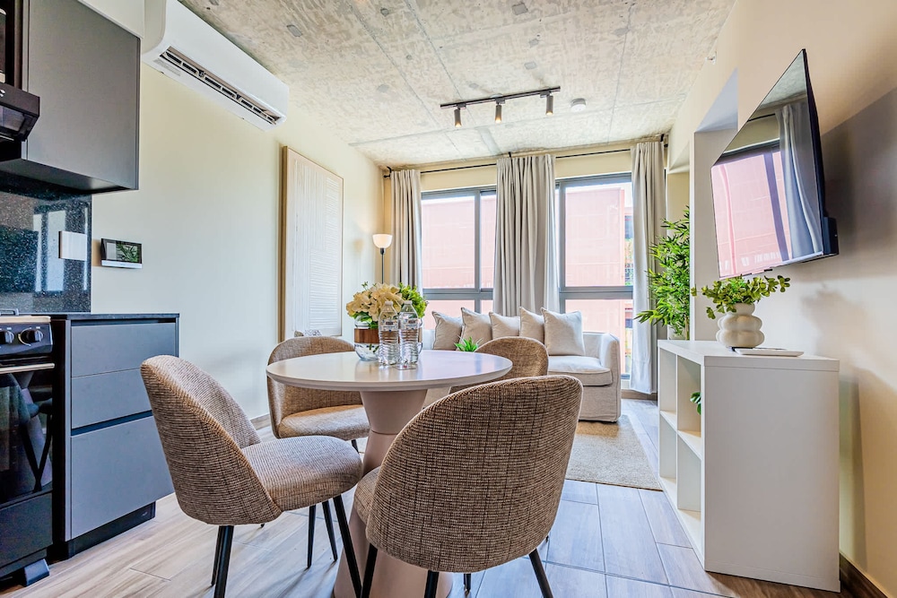 w Splendid 1BR in the Heart of Centriqo