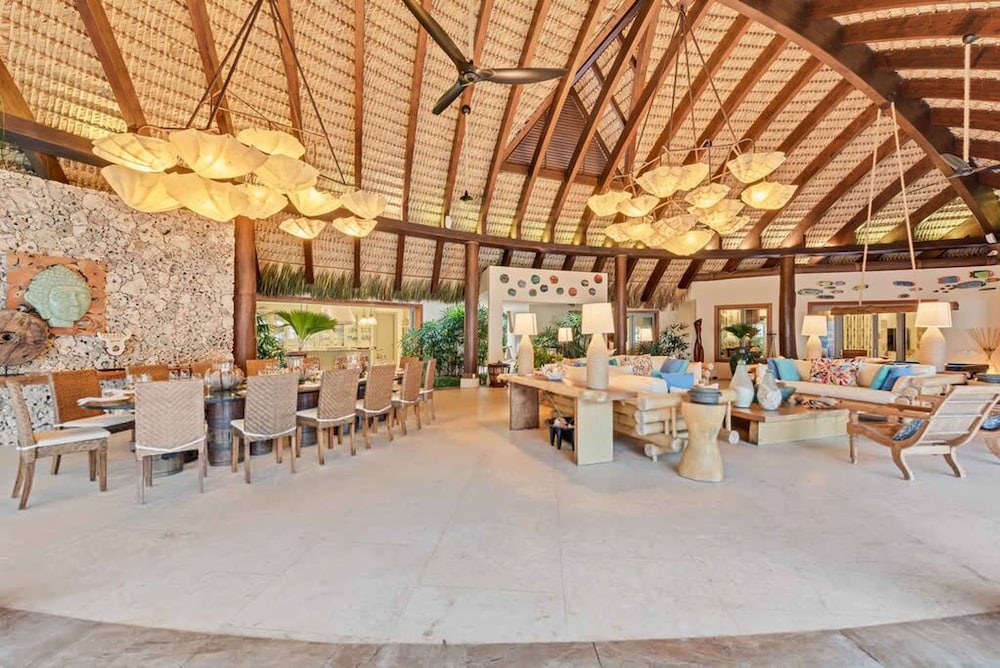 Dazzling Beachfront Villa With Swim-up Bar