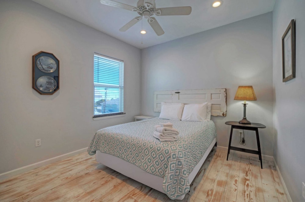 Sleeps 28 2 Homes w/ Boat Dock & Waterfront Pool Laguna Village Haven