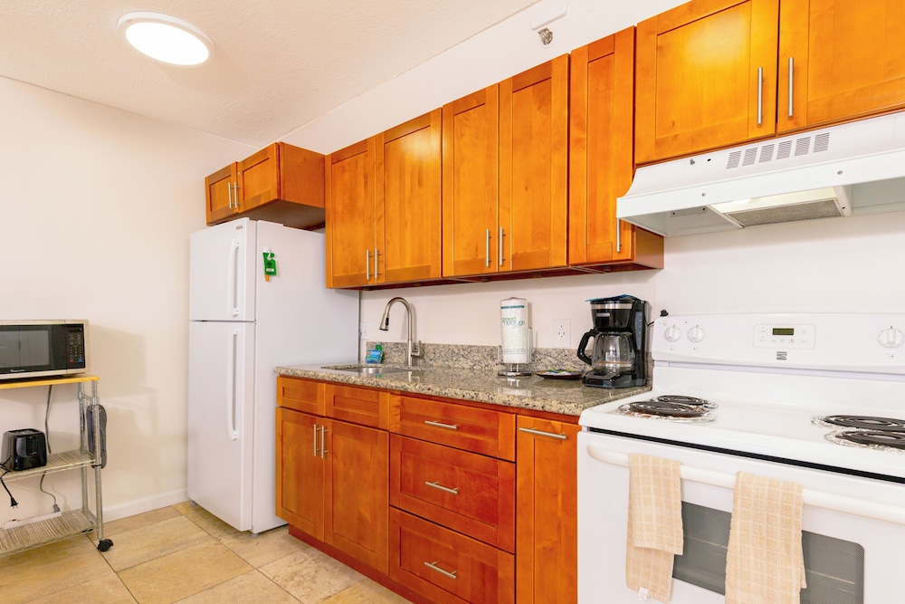 High Floor Ocean View Condo (King Bed and Parking): kitchen photo