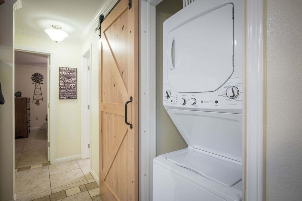 Waterwheel Hideaway - Cozy Condo for 6 With Resort-style Amenities