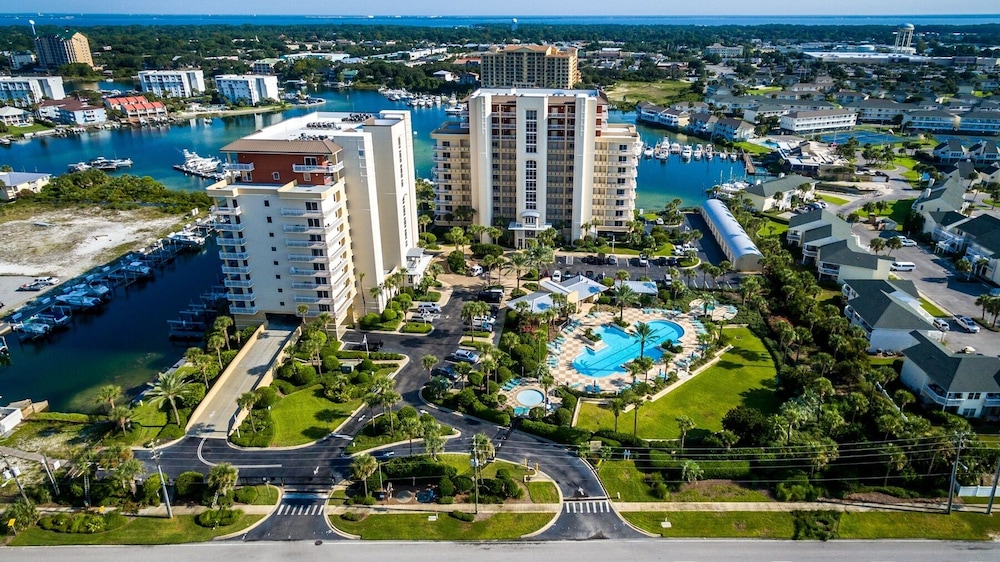 Harbor Landing 601b 3 Bedroom Condo by RedAwning