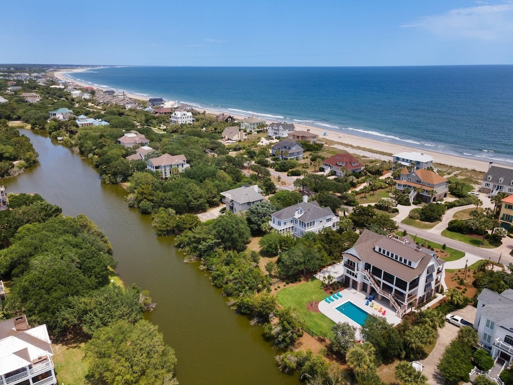 Cornfed Pelican 9 Bedroom Home