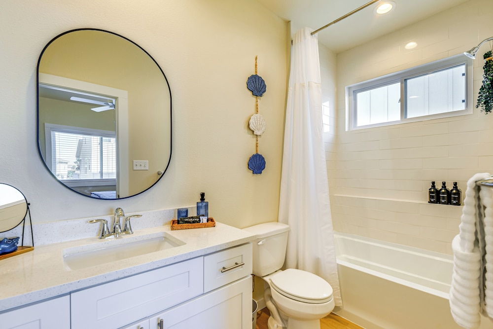 1 Mi to Beach: Home w/ Pool Access in Port Aransas