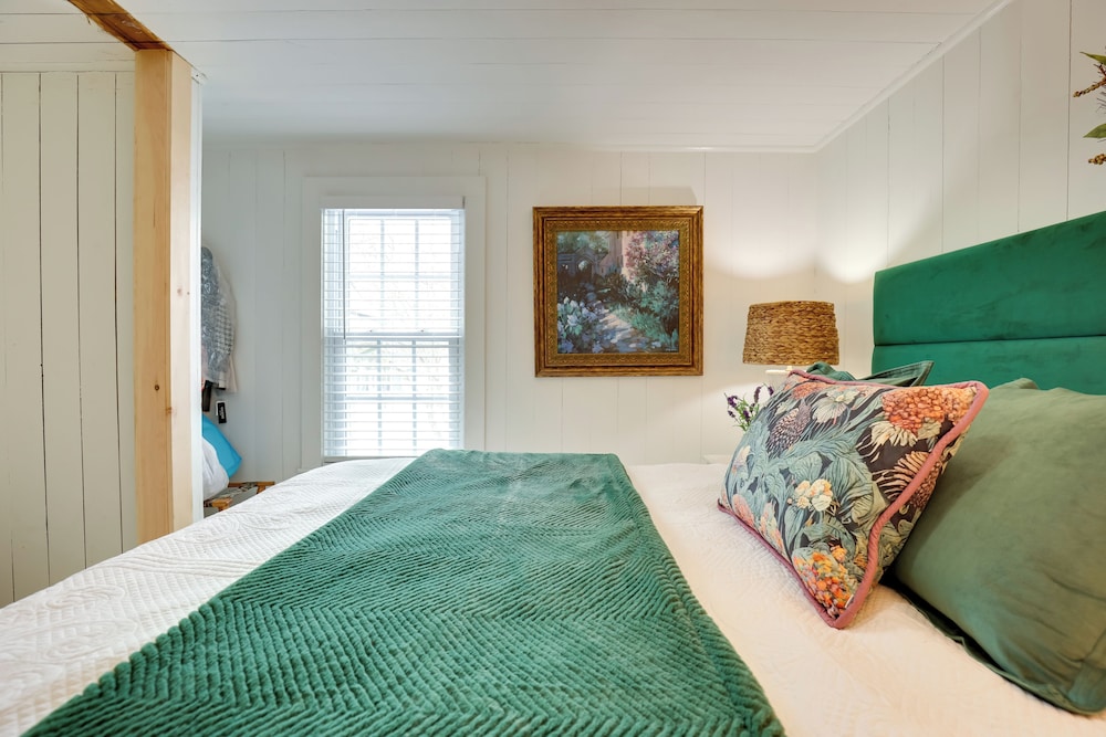 Walk to Eats: Mtn-view Hammondsport Hideaway!