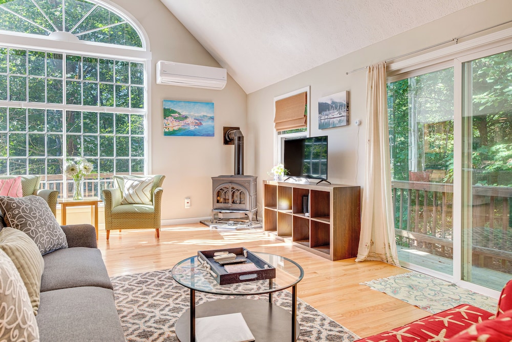1/2 Mi to Ogunquit Beach: Maine Home w/ Deck!
