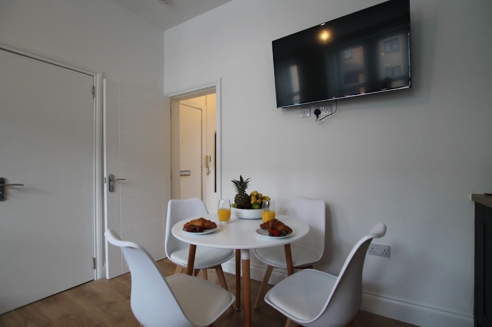 Dundee - 1 Bed - Sleeps 5 - Pet Friendly