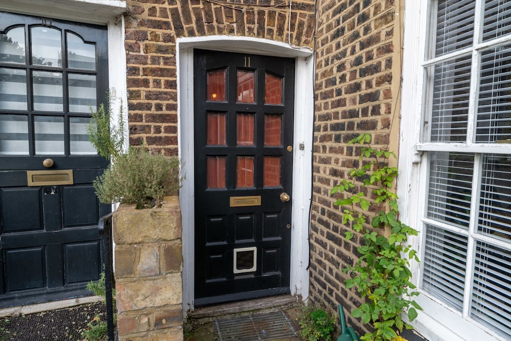 Character Cottage In Historic Hampstead