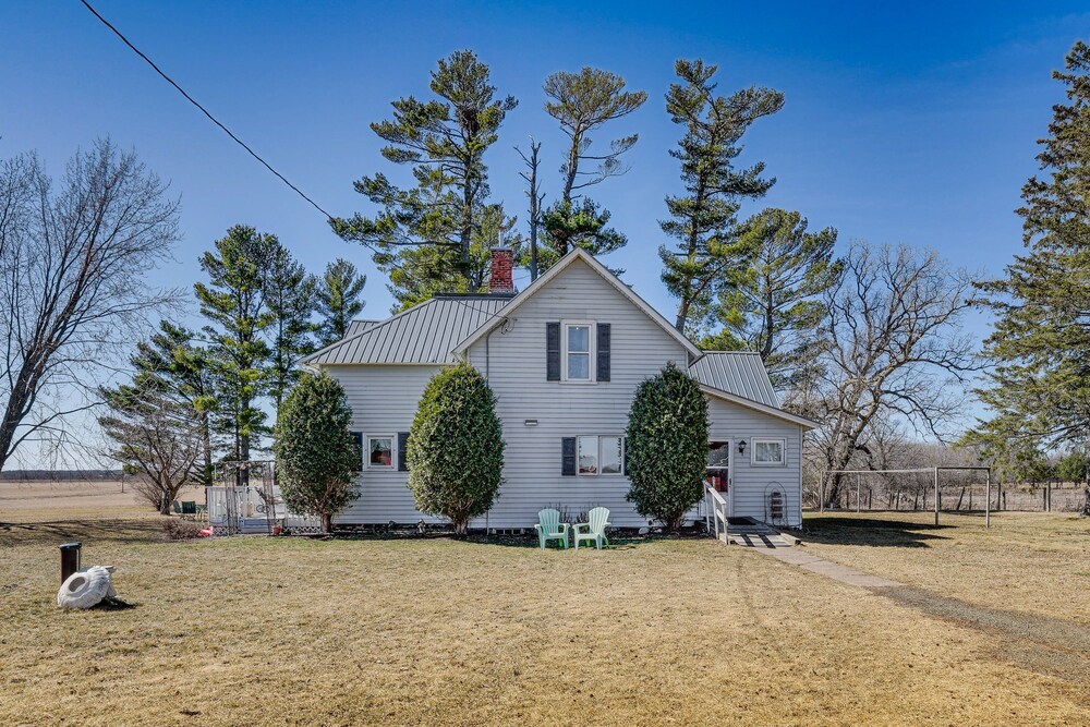 Quiet Farmhouse Retreat w/ Fire Pit - Pets Welcome view 2