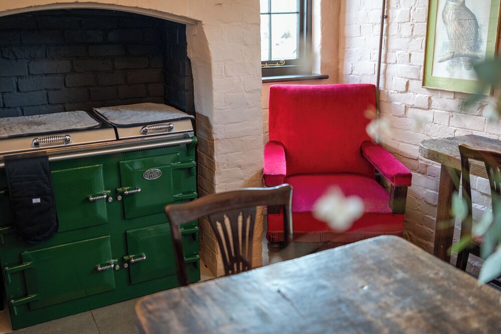 Stunning 4BD Home in Worcestershire