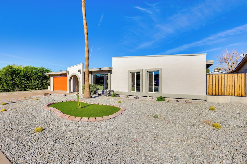 Fenced Pool & Yard! Glendale Family Home view 5