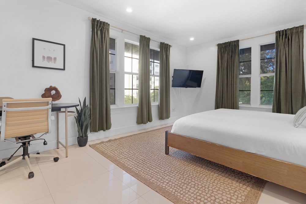 7BD Downtown Oasis Pool