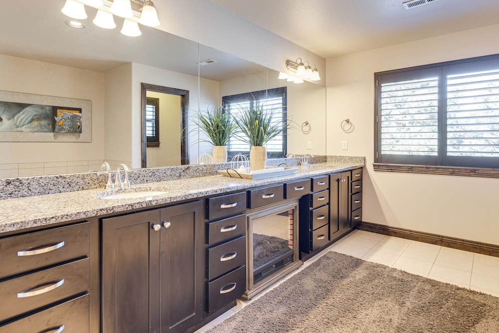 Hot Tub & Games Galore! Colorado Springs Retreat