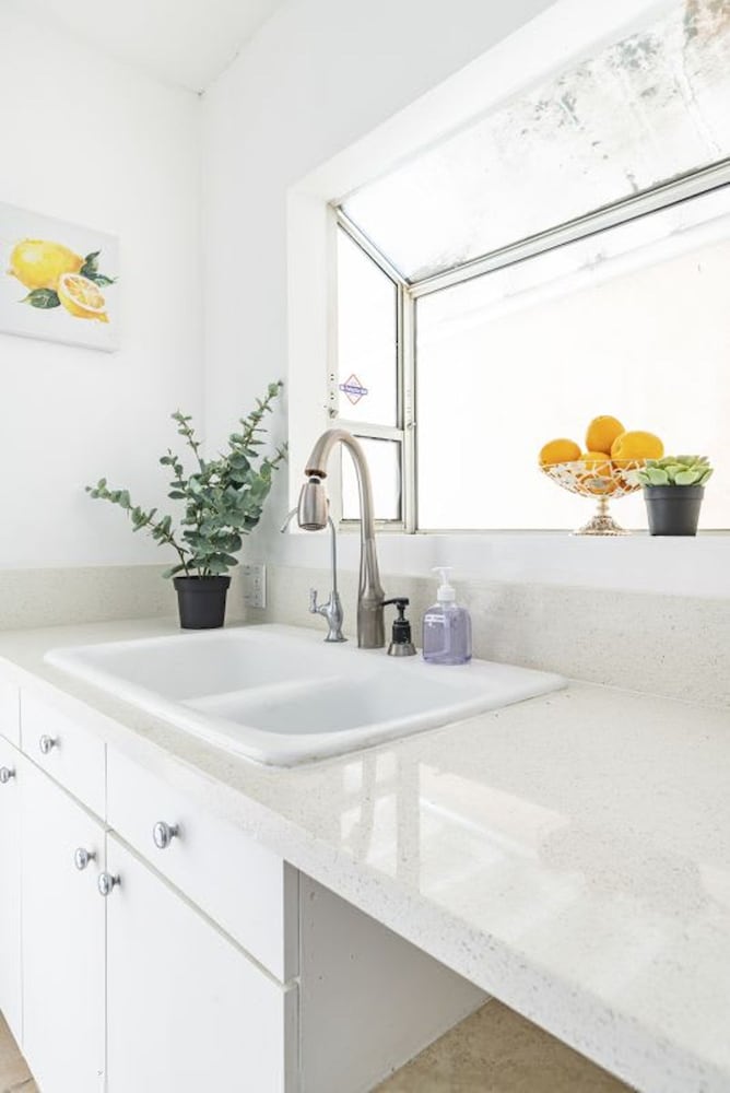 Charming Spacious Home - Modern Comforts Prime Location