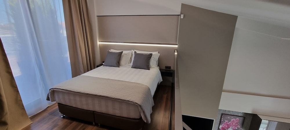 LUXSUITES