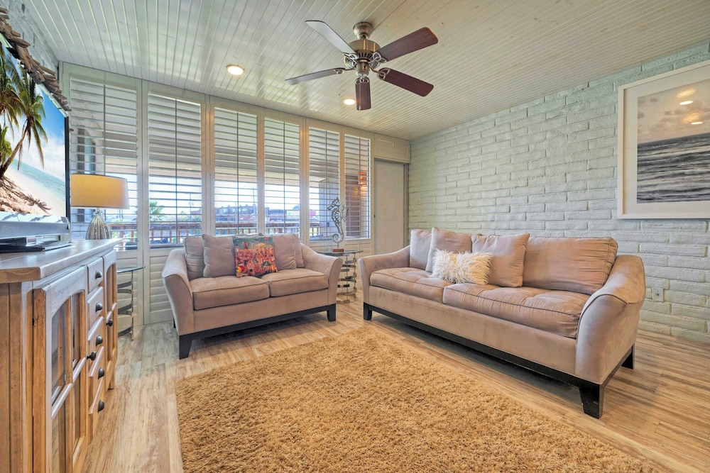 Pour Me a Vacation Mins to Beach, Community Pool+tennis Court, Private Balcony