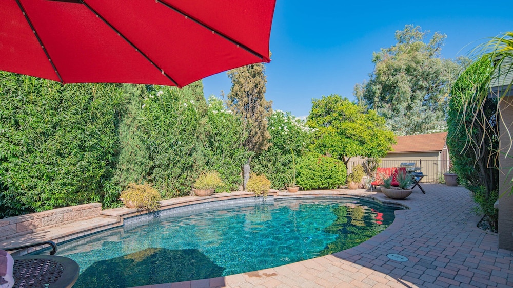 Scottsdale Gem W/pool in Private and Serene Yard!
