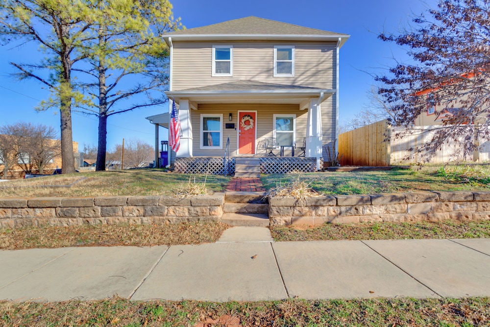 Apartment Half-mi to Downtown Guthrie!