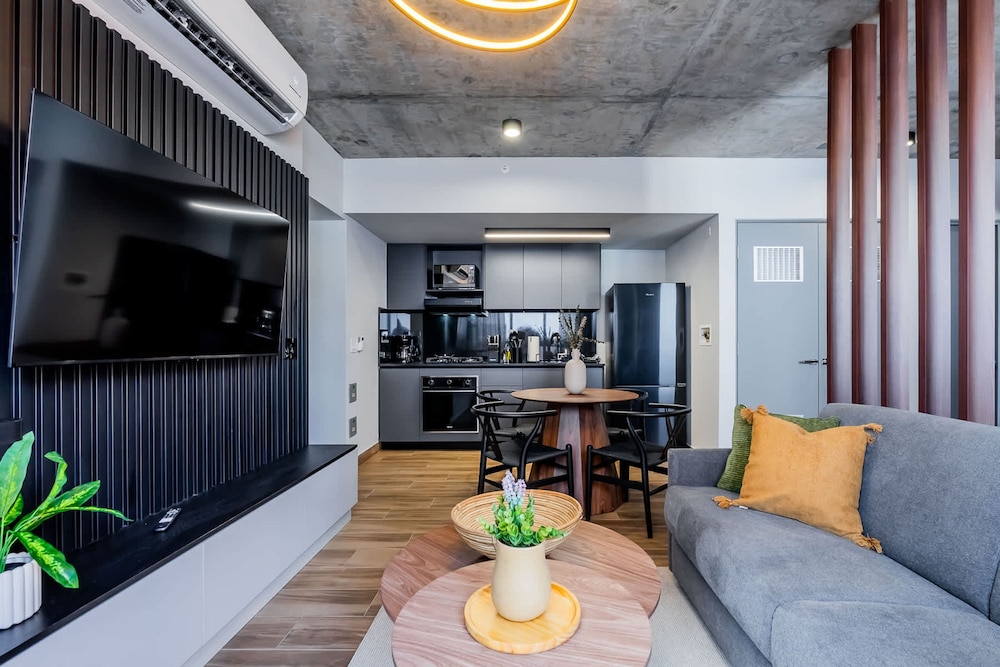 w Stunning 2BR w Great Deco in Centriqo