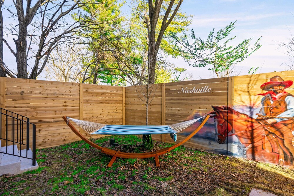 Rooftop Deck Hot Tub Retreat in Downtown Nashville