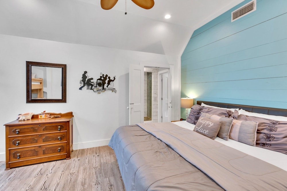 Sea-esta Completely Renovated 2 Story Home Only 1.5 Blocks To The Beach! 4 Bedroom Home by RedAwning