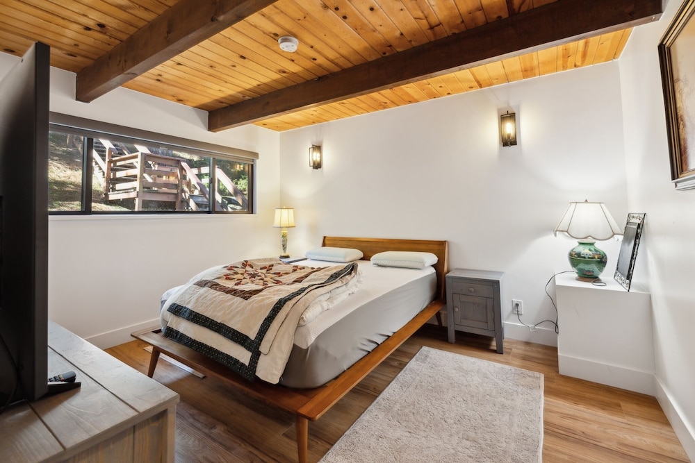 Golden Peak Cabin 3 Bedroom Home by Yosemite Region Resorts