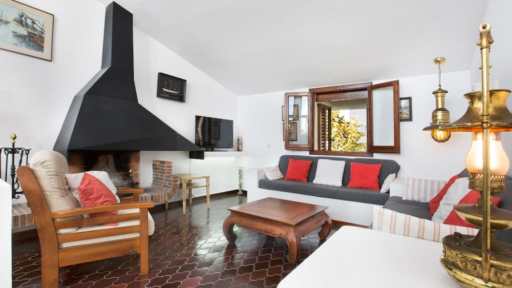 Rosamar in Llafranc With 3 Bedrooms and 2 Bathrooms
