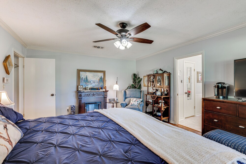 Spacious Madisonville Estate w/ Grill & Pond Views view 3