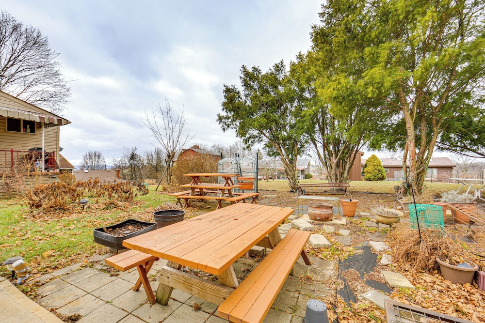 Rustic Chic Retreat: 4 Mi to Kennywood!