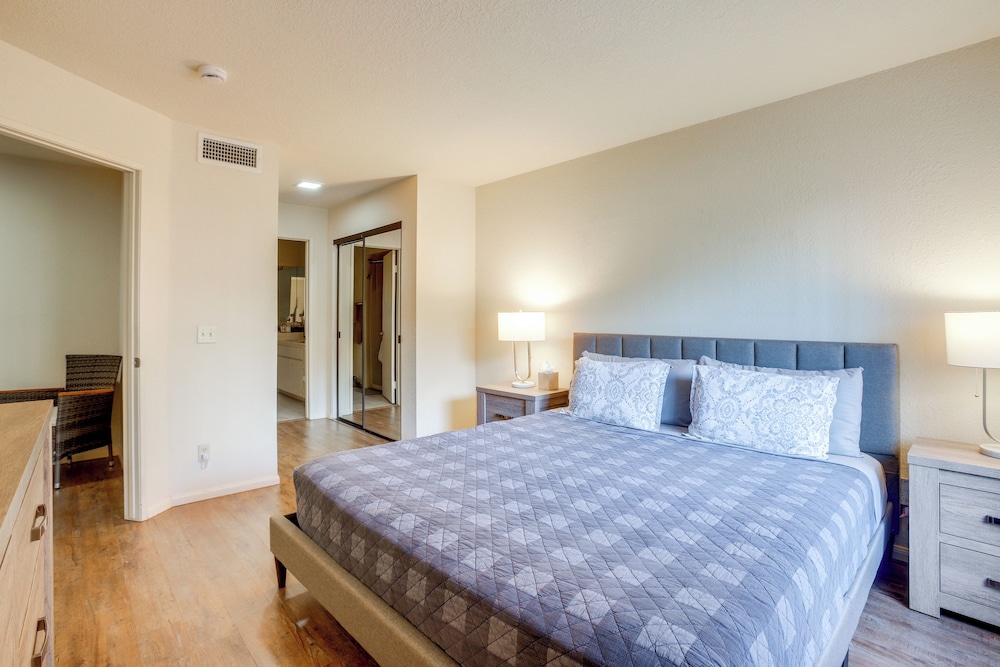 Golf, Hike & Relax: Cathedral City Condo