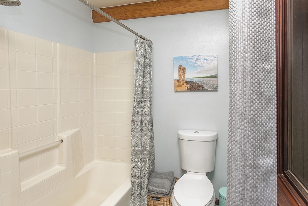 Hale Anuenue Nuku - The Rainbows End 3 Bedroom Home by RedAwning view 2