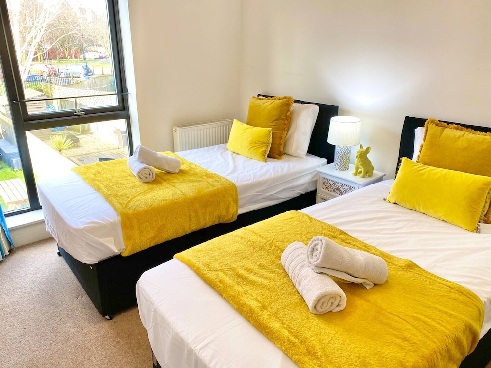 5-bed Townhouse Salford Deep Cleaned view 2