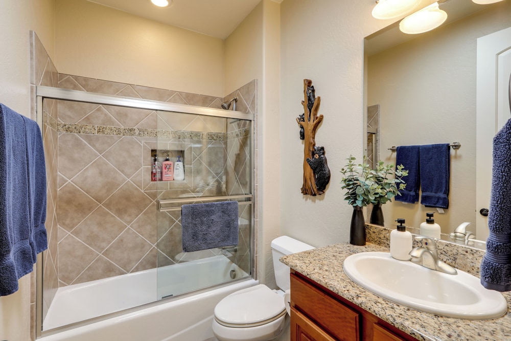 Tasteful Flagstaff Townhome w/ 2 Furnished Decks