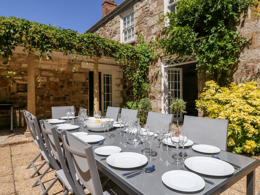 Culdrose Manor
